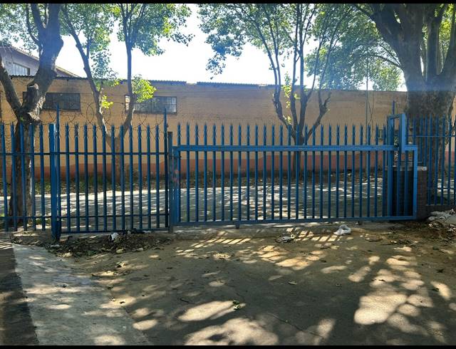 200M² WAREHOUSE TO LET IN INDUSTRIA WEST